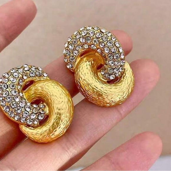 NEW VINTAGE KNOT GOLDEN EARNINGS STUD ELEGANT ✨🔥 comes with beautiful gift 🎁 - Picture 2 of 6